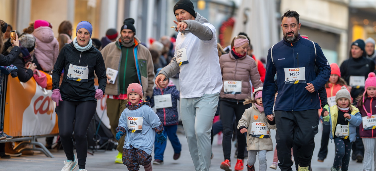 Kinder und Erwachsene am Basler Stadtlauf